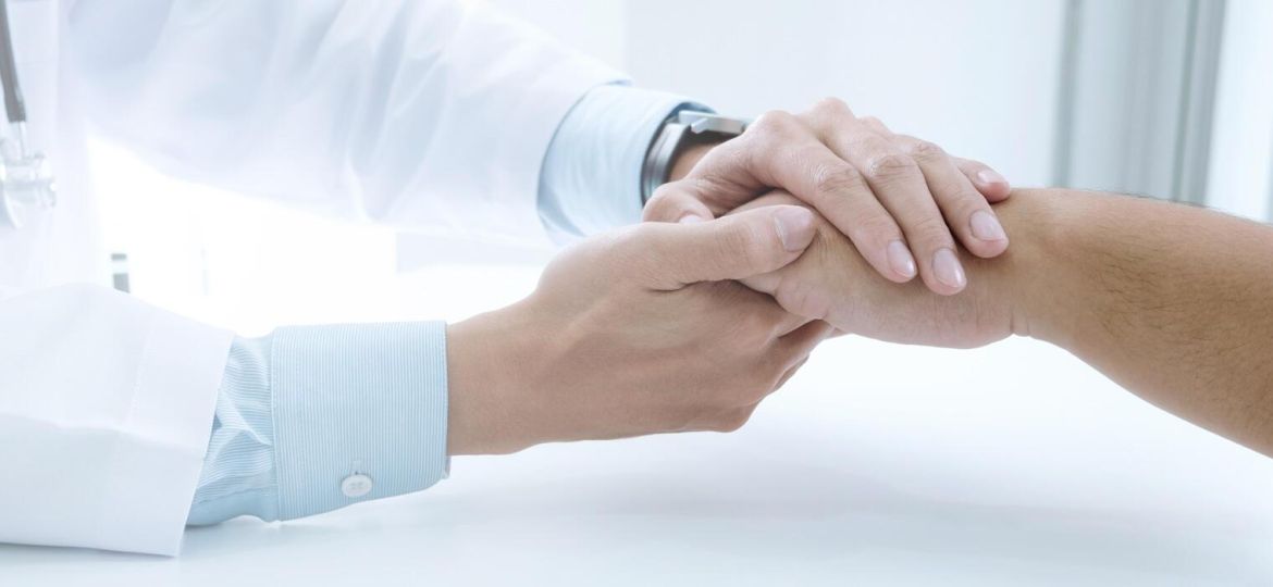 stratta di mano tra paziente e medico