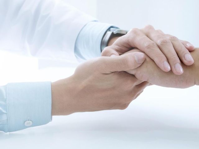stratta di mano tra paziente e medico